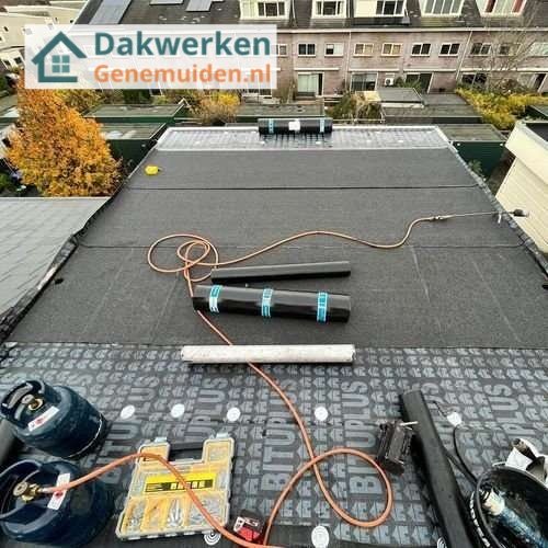 Plat dak Genemuiden opnieuw leggen